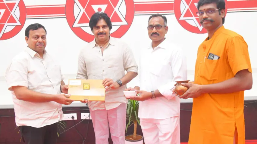 Pawan Kalyan: అయోధ్య రామ మందిరం ప్రారంభోత్సవానికి జనసేన అధినేత పవన్ కళ్యాణ్ కు ఆహ్వానం