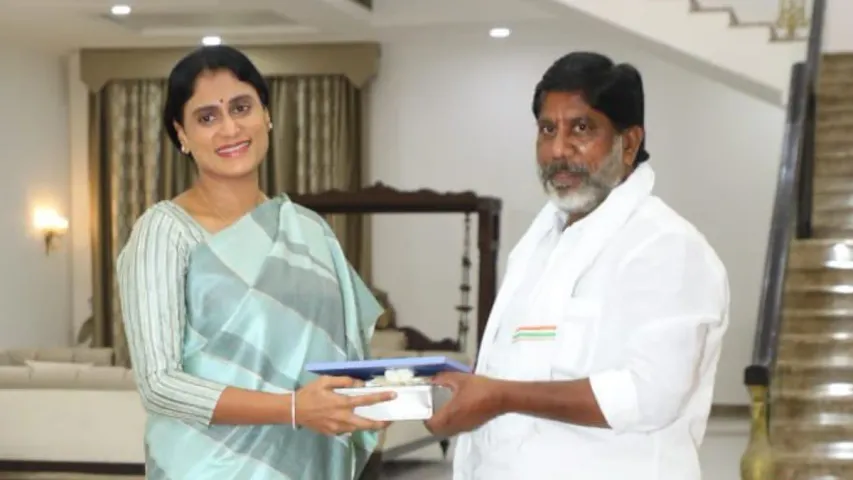 Sharmila : తొలిసారి ప్రజా భవన్‌కు షర్మిల.. భట్టితో భేటీ!