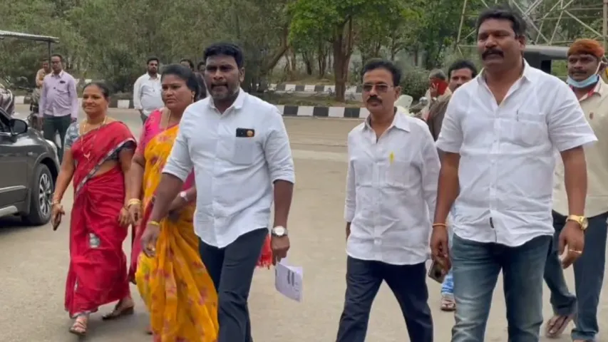 TDP: కోడికత్తి కేసు శ్రీనుని కలవడానికి వెళ్లిన టీడీపీ ఎస్సీ సెల్ నాయకులు.. అడ్డుకున్న అధికారులు.!