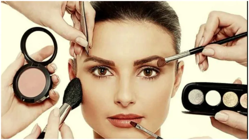 Makeup Essentials: అమ్మాయిలు బయటకు వెళ్ళేటప్పుడు.. క్యారీ చేయాల్సిన ఐదు మేకప్ ఎసెన్షియల్స్