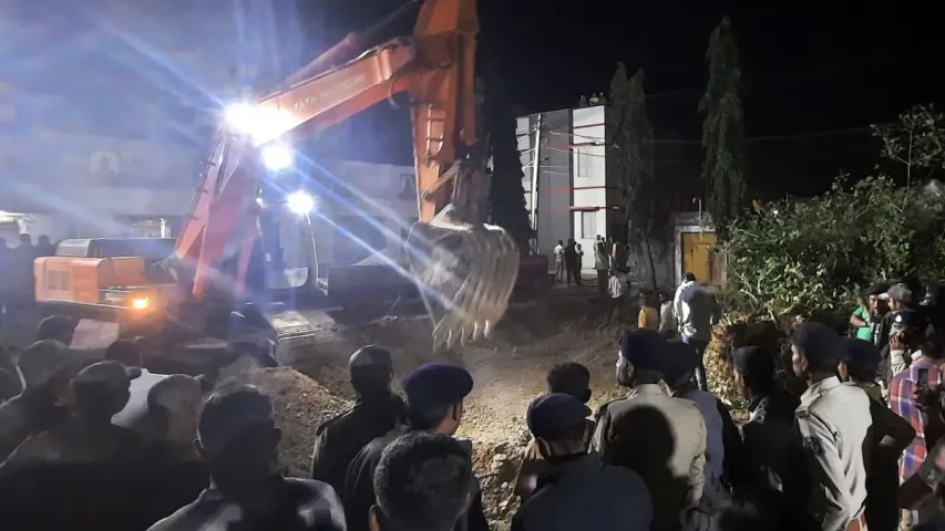 Borewell : బోర్‌బావిలో పడ్డ రెండేళ్ల బాలుడు.. చివరికి..