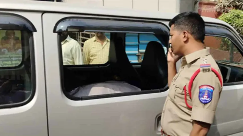 Hyderabad: దారుణం.. కారులో లభ్యమైన మృతదేహం..