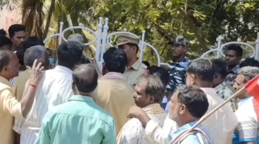 Ananthapuram: పుట్టపర్తిలో మున్సిపల్ ఇంజనీరింగ్ కార్మికుల ఆందోళన