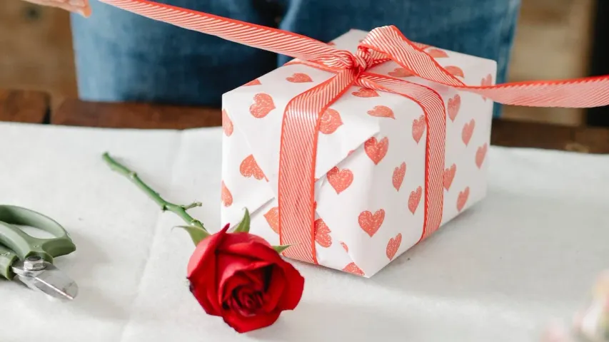 Valentine Gifts: మీ లవర్​కు వాలెంటైన్ డే గిఫ్ట్​ ఇవ్వాలనుకుంటున్నారా? ఈ గిఫ్ట్స్ ఓసారి చెక్ చేయండి..!!