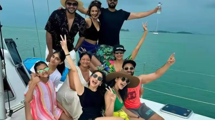 Rakul Preet Singh:  రకుల్‌ ప్రీత్‌ సింగ్‌ బ్యాచిలర్‌ పార్టీలో మెరిసిన మంచు లక్ష్మీ!