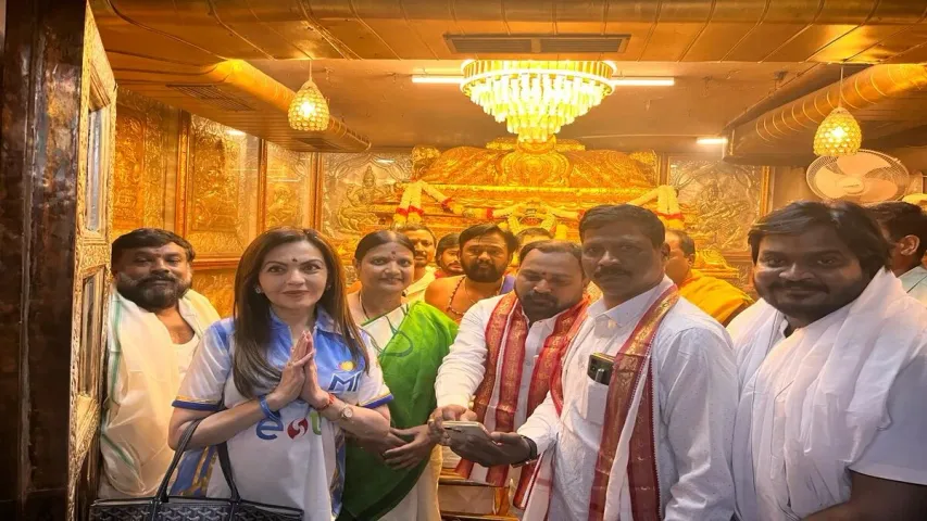 Nitha Ambani : బల్కంపేట ఎల్లమ్మను దర్శించుకున్న నీతా అంబానీ..!