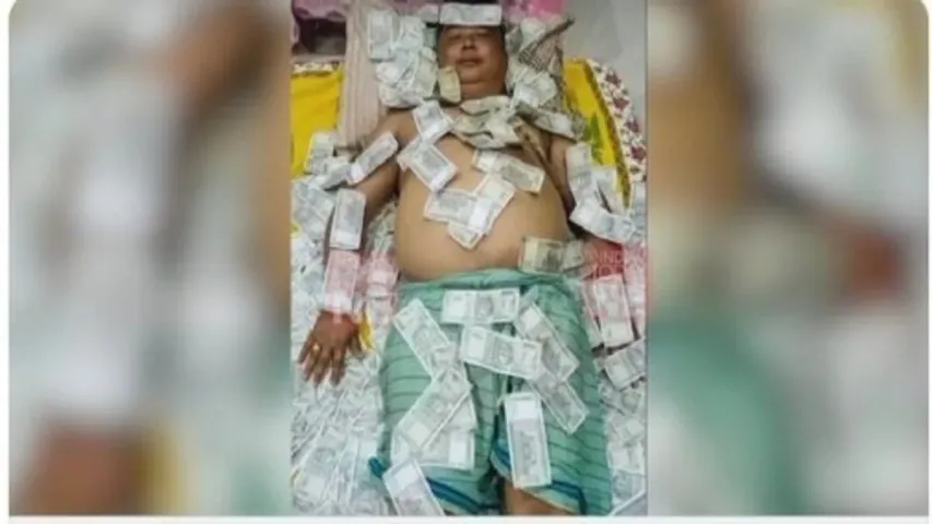 Currency Notes : ఏందిరా ఇది..కరెన్సీ నోట్లపై నిద్రించిన నేత..వైరల్ ఫొటో.!