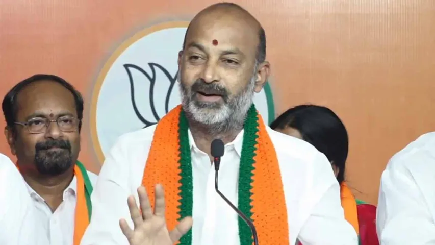 Bandi sanjay: కాంగ్రెస్ హామీలను గాడిద గుడ్డుతో పోల్చిన బండి.. అదో అప్పుల పత్రం అంటూ!