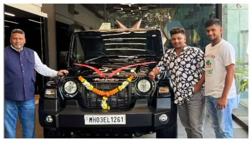 Thar : మాట నిలబెట్టుకున్న ఆనంద్‌ మహీంద్రా.. సర్ఫరాజ్‌ తండ్రికి ‘థార్‌’ అందజేత