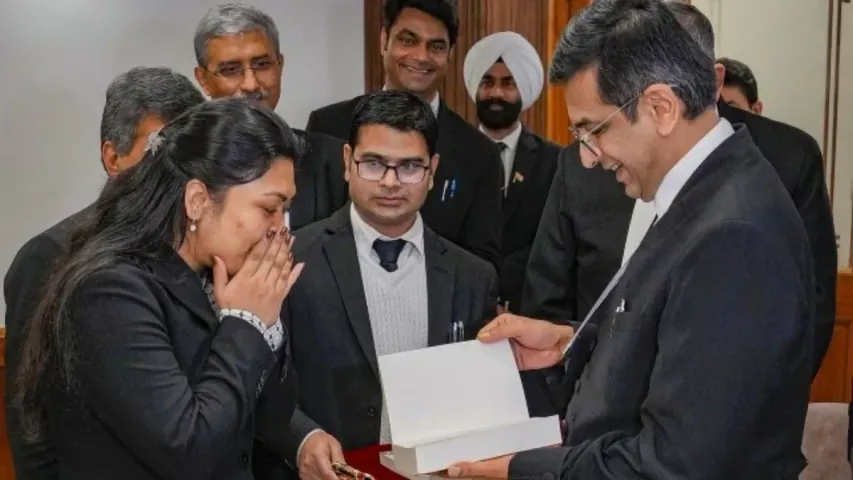 Delhi: సుప్రీంకోర్టు కుక్ కూతురుకు US స్కాలర్‌షిప్‌.. CJI చంద్రచూడ్ ఏం చేశారంటే!