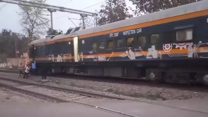 Train Broke Down: రైలును నెట్టిన కార్మికులు... వీడియో వైరల్