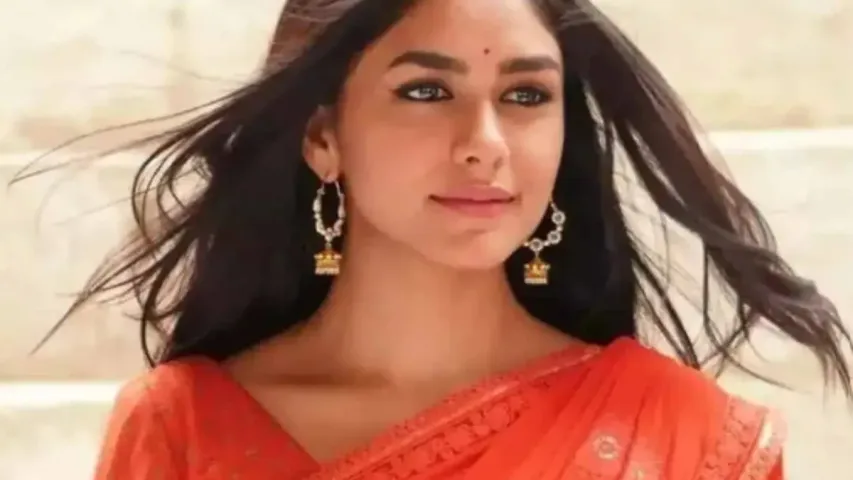 Mrunal Thakur: బల్కం పేట్ ఎల్లమ్మ అమ్మవారిని దర్శించుకున్న సీతారామం బ్యూటీ