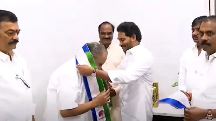 Mudragada : జగన్‌ సమక్షంలో వైసీపీలో చేరిన ముద్రగడ, ఆయన కుమారుడు!