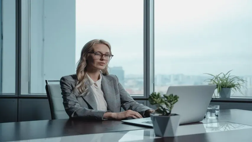 Office Vastu : ఆఫీసు టేబుల్ పై పొరపాటునా ఈ మొక్కలు పెట్టకండి..మీ ఉద్యోగానికి ఎసరు తప్పదు..!