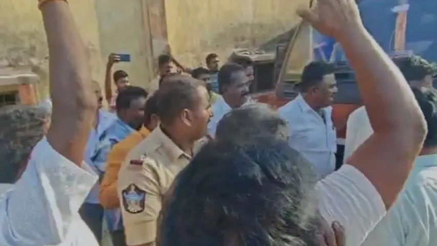 YCP: వైసీపీ ప్రచార సామాగ్రి సీజ్.. దాదాపు 2 కోట్ల డబ్బు.. ఆందోళన చేపట్టిన టీడీపీ