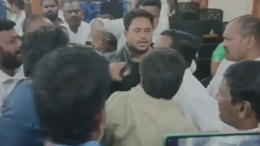 Anakapalli: నర్సీపట్నం మున్సిపల్ సమావేశం రాసాభస