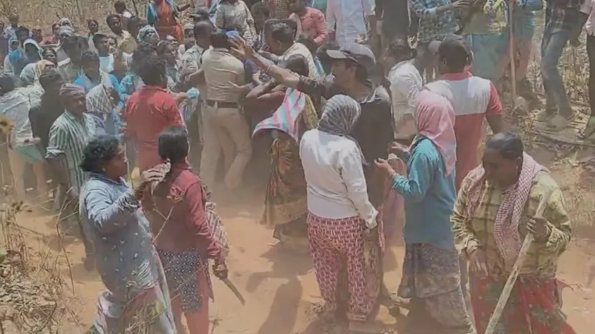 Tribals vs Police Fight : సత్తుపల్లిలో పోలీసులపై గిరిజనులు దాడి..సీఐ కిరణ్‌ను కర్రలతో ఎలా కొట్టారో చూడండి!