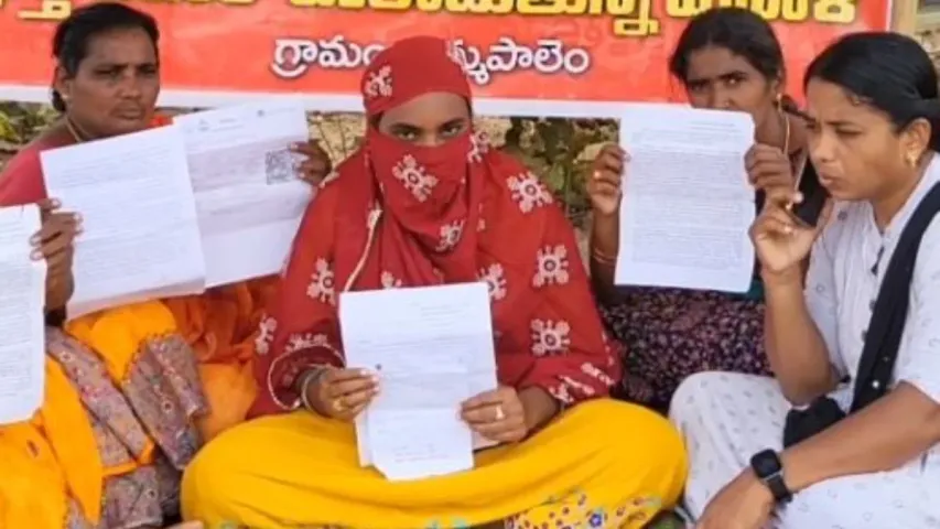 Eluru: భర్తతో కాపురం చేయనివ్వకుండా అడ్డుకుంటున్నారని వివాహిత నిరసన దీక్ష..!