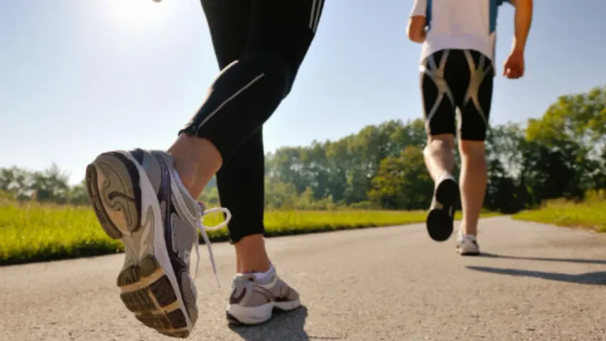Walking Mistakes: నడిచేటప్పుడు తరచుగా చేసే 5 తప్పులు ఇవే.. తప్పక తెలుసుకోండి!