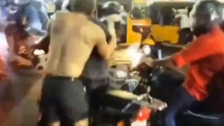 Viral Video: ఇదేం పైత్యంరా నాయనా.. ఏకంగా మనుషుల్ని కరిచేశాడు