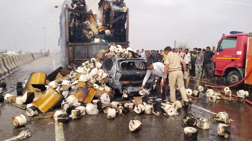 Accident : ఘోర ప్రమాదం.. కారు, ట్రక్కు ఢీకొని ఏడుగురు సజీవదహనం