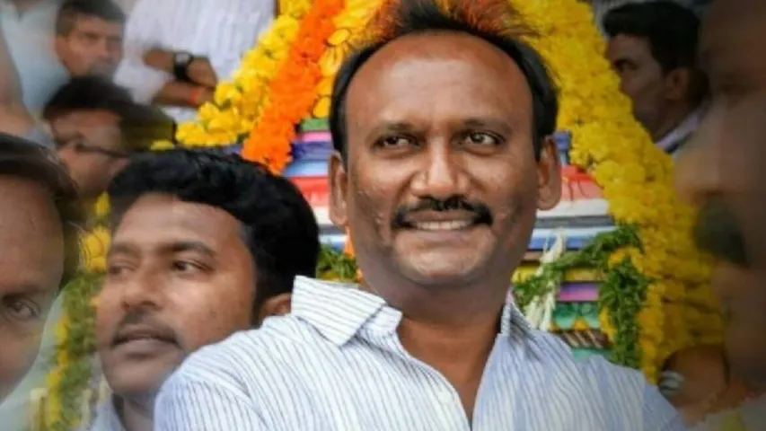 AP Elections: చీరాలలో హైటెన్షన్.. ఆమంచి కృష్ణమోహన్ కారుపై రాళ్లదాడి