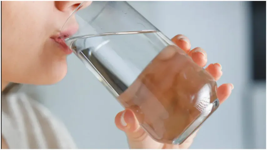 Drinking Water: నీళ్లు ఎక్కువ తాగడం కూడా ప్రమాదమేనా..! ఎందుకో తెలుసా..?