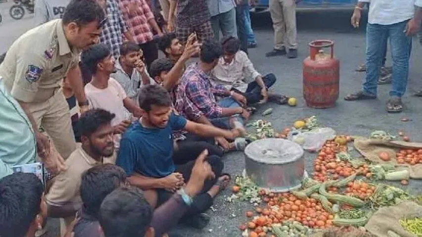 Telangana : కూళ్లిపోయిన కూరగాయలతో నిరసన తెలిపిన హాస్టల్ విద్యార్థులు..