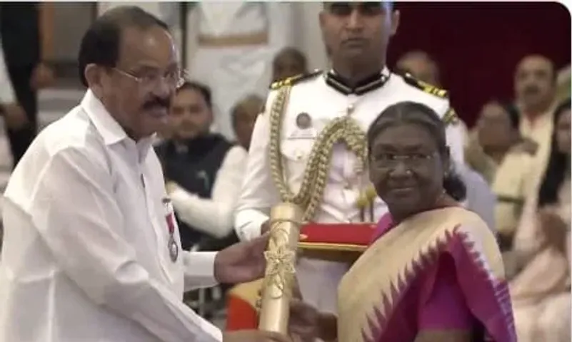 Venkaiah Naidu: వెంకయ్య నాయుడుకు పద్మవిభూషన్‌తో సత్కారం..