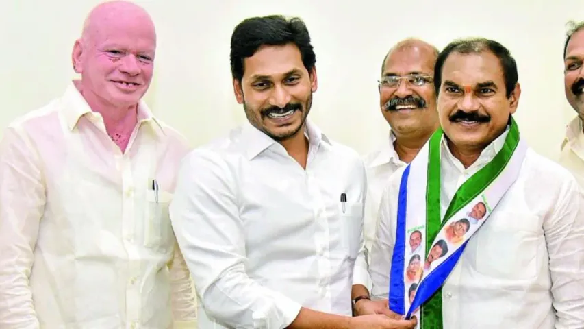 YCP MLC Thota Trimurthulu: వైసీపీ ఎమ్మెల్సీ తోట త్రిమూర్తులుకు షాక్