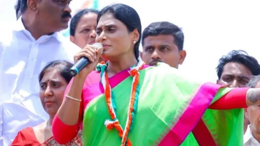 YS Sharmila : YSR పేరును చార్జిషీట్ లో పెట్టించింది జగన్ .. షర్మిల సంచలన వ్యాఖ్యలు