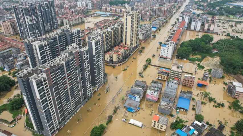 Floods : చైనాలో బీభత్సం సృష్టిస్తున్న వరదలు..