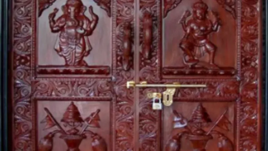 Vastu Tips: ఇంటి తలుపు మీద దేవుడి ఫోటో ఉందా? ఇది మీ జీవితంపై ఎలాంటి ప్రభావం చూపుతుందో తెలుసా!