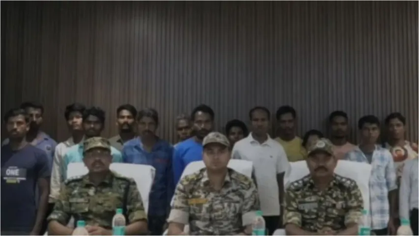 Maoists: లొంగిపోయిన 16 మంది మావోయిస్టులు.. అందులో రూ. 8 లక్షల...