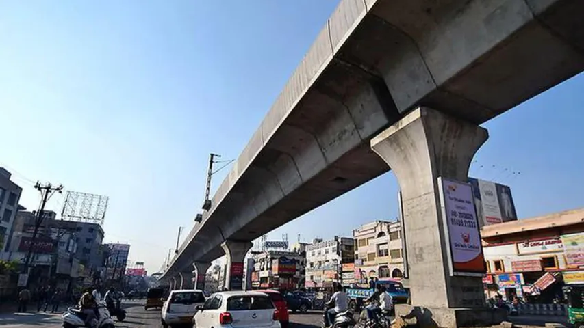 Hyderabad: హైదరాబాద్ లో మెట్రో పిల్లర్‌ ను ఢీ కొట్టిన లారీ