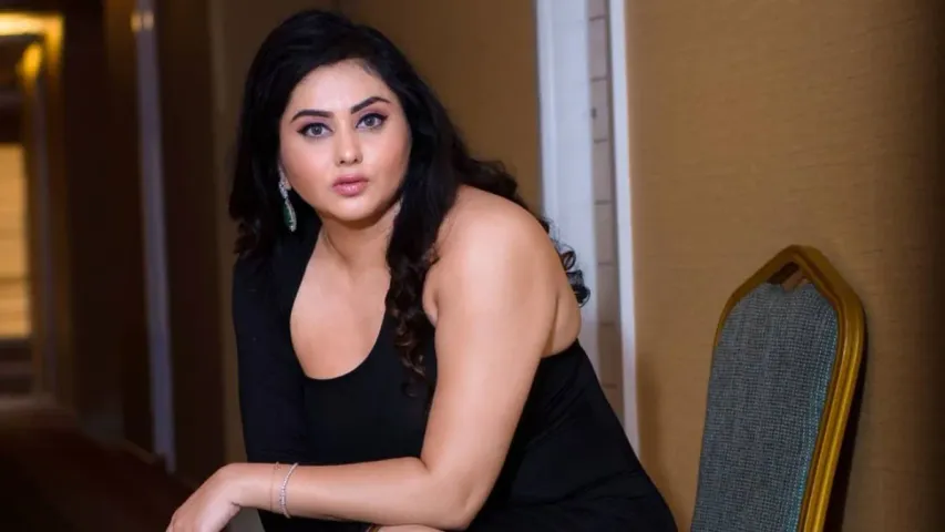 Namitha: స్టార్ హీరోపై హీరోయిన్‌ పోటీ.. నమిత సంచలన వ్యాఖ్యలు..!