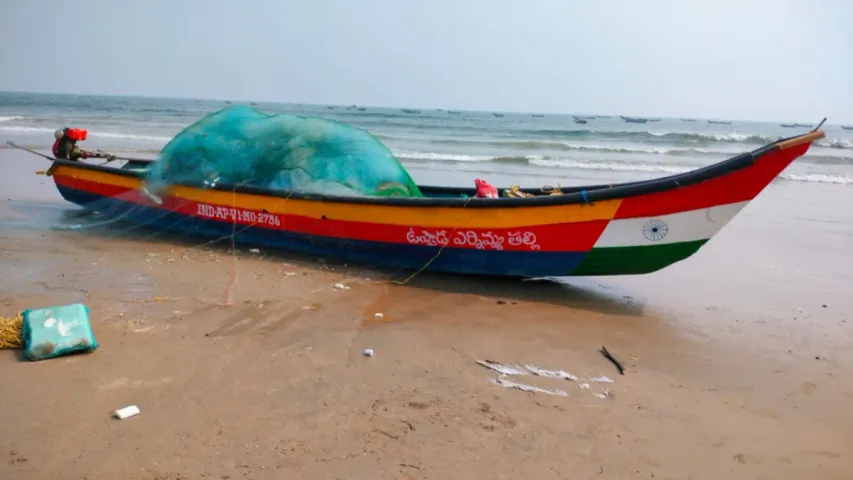 Crime News : విశాఖ ఫిషింగ్ హార్బర్ లో విషాదఛాయలు.. ఆరుగురు గల్లంతు