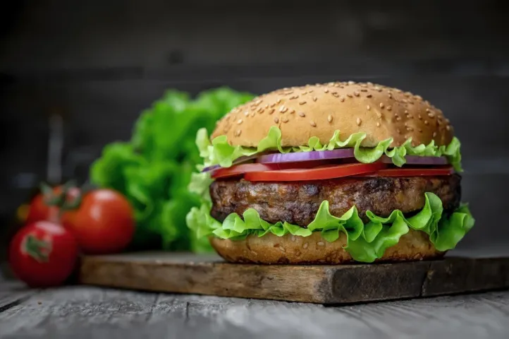 Burger : గర్లఫ్రెండ్ బర్గర్ తిన్నాడు.. బాయ్ ఫ్రెండ్ చేతిలో చచ్చాడు!