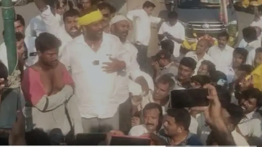 TDP: టీడీపీ ప్రచార రథంపై వైసీపీ దాడి.. డ్రైవర్ కి గాయాలు..!
