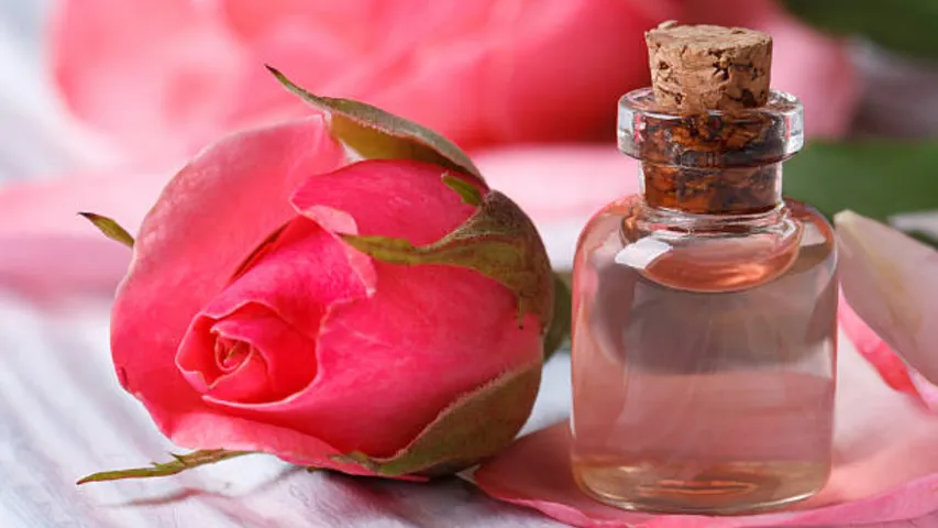 Rose water: వేసవిలో మీ ముఖానికి రోజూ దీన్ని అప్లై చేయండి.. తేడా గమనించండి!