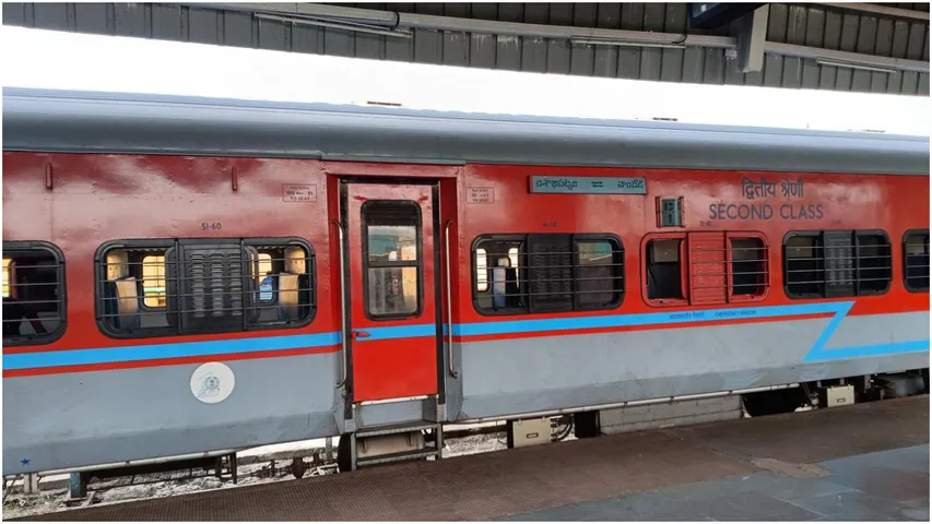 Vizag: ఉదయం వెళ్ళాల్సిన రైలు సాయంత్రానికి..వెయ్యి ఓట్లు గల్లంతు