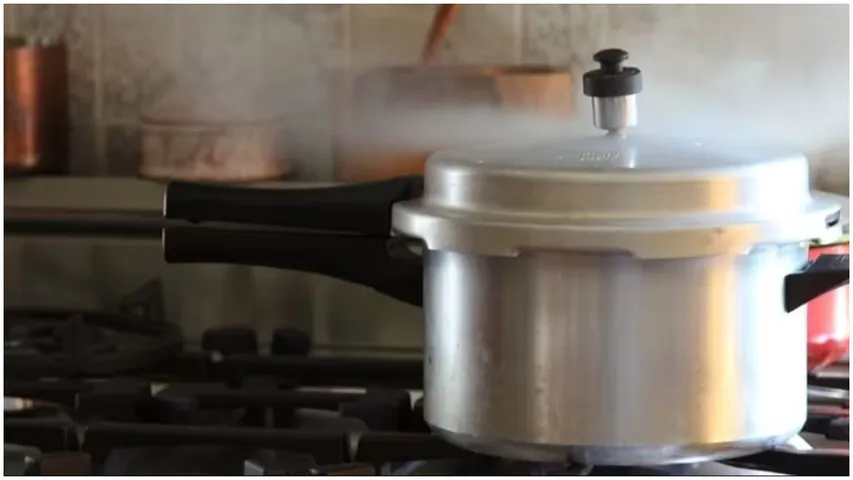 Kitchen Hacks : ప్రెజర్ కుక్కర్ లీక్ అవుతుందా..? ఈ ట్రిక్స్ ఫాలో అవ్వండి