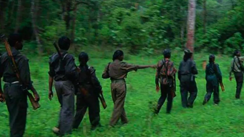 Maoists : పోలీసులకు లొంగిపోయిన 33 మంది మావోయిస్టులు