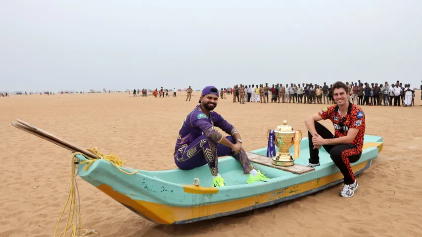 IPL 2024 : రేపే ఫైనల్స్.. ట్రోఫీతో ఫోజులిచ్చిన ఇరు జట్ల కెప్టెన్లు