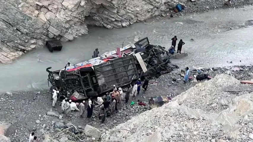 Accident: లోయలో పడ్డ బస్సు.. 28 మంది మృతి