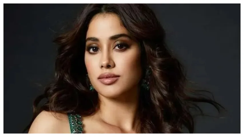 ఎంబ్రాయిడరీ బ్లౌజుల్లో అదరగొడుతున్న  జాన్వీ కపూర్..