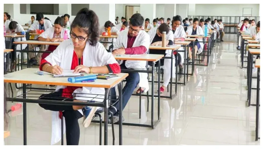 Telangana: పరీక్షసెంటర్‌లో మారిన నీట్‌ పేపర్‌.. ఆందోళనలో విద్యార్థులు