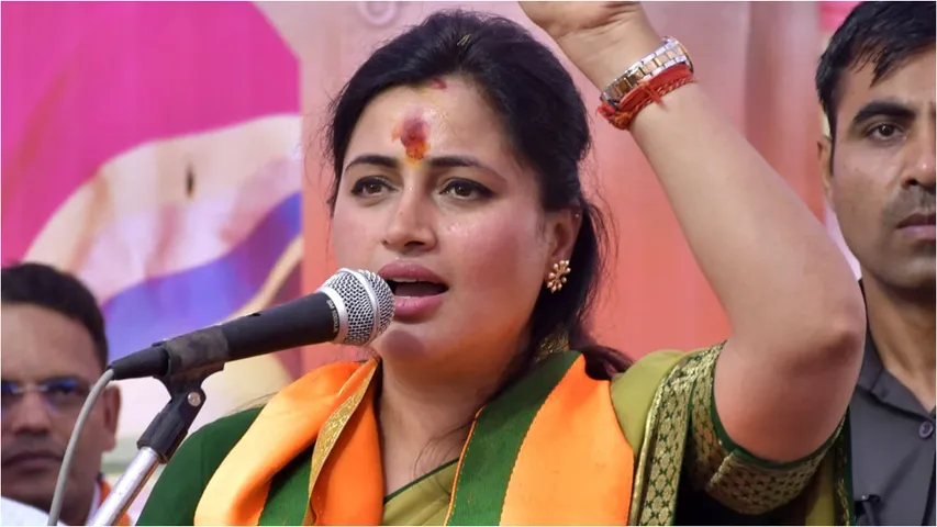 Hyderabad : తమ్ముడూ మాకు 15సెకన్లు చాలు.. ఎంఐఎంపై బీజేపీ అభ్యర్ధి నవనీత్ కౌర్ సంచలన వ్యాఖ్యలు