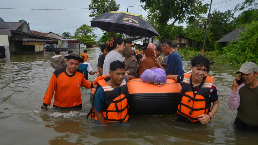 Indonesia Floods: ఇండోనేషియాలో ఆకస్మిక వరదలు.. 34 మంది మృతి