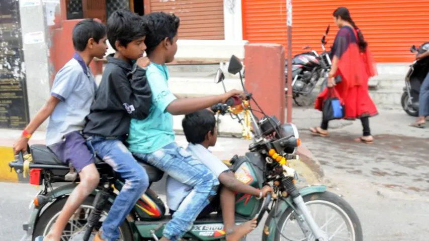 License Cancel: మైనర్‌ వాహనం నడిపితే 25 వేల జరిమానా